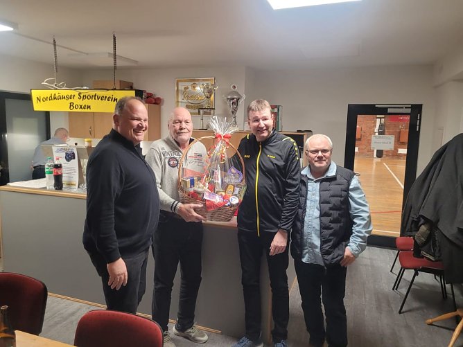 Ehrung f&uuml;r den Sportfreund Karl-Heinz Bergmann (Foto: NSV)