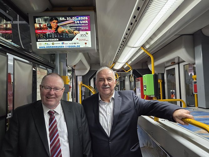 Thorsten Schwarz (links), Gesch&auml;ftsf&uuml;hrer der VBN, und Werner H&uuml;tcher (rechts), Koordinator Indoor-Kugelsto&szlig;en, verweisen auf die kostenfreie Nutzung des &Ouml;PNV mit der Eintrittskarte am 31.01. (Foto: Franziska Bernsdorf, Stadtwerke Nordhausen)