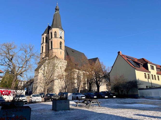 Der Blasiikirchplatz in Nordhausen. Vor der Kirche stehen Linden. (Foto: ssc) Der Blasiikirchplatz in Nordhausen. Vor der Kirche stehen Linden. (Foto: ssc)