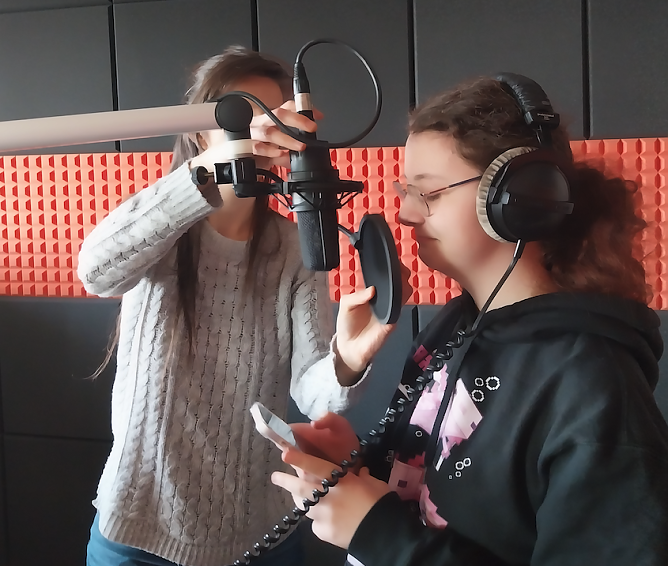 Madita vor dem Mikrofon (Foto: Regelschule Am Förstemannweg) Madita vor dem Mikrofon (Foto: Regelschule Am Förstemannweg)