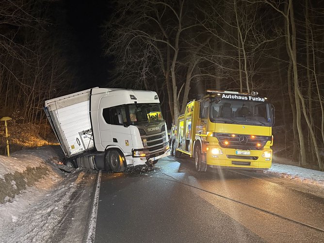 Havarierter Lkw auf der Landstraße bei Friedrichslohra (Foto: S. Dietzel) Havarierter Lkw auf der Landstraße bei Friedrichslohra (Foto: S. Dietzel)