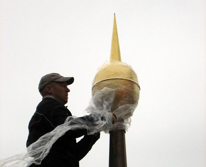 Turm-Knopf wird aufgesetzt (Foto: privat)