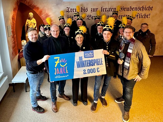 Stephan Masch, Repr&auml;sentant der Deutschen Fernsehlotterie; Landrat des Landkreises Nordhausen, Matthias Jendricke; Heike Umbach, ehrenamtliche Vorsitzende des Bergmannsverein &acute;Karl-Marx&acute; Sollstedt e.V.; B&uuml;rgermeister der Gemeinde Sollstedt, Tobias Tressel & Timo Hartmann, Radiomoderator der MDR TH&Uuml;RINGEN Fr&uuml;hschicht bei der symbolischen &Uuml;bergabe der Gewinnsumme in Sollstedt. (Foto: Max Th&uuml;mmel)