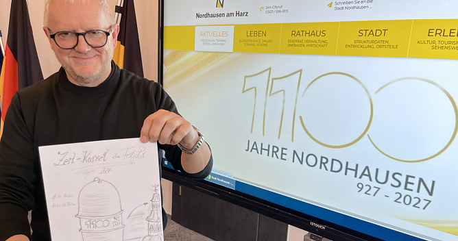 Beiratsmitglied Uwe Peters zeigt ein Entwurf der Zeitkapsel. (Foto: ssc) Beiratsmitglied Uwe Peters zeigt ein Entwurf der Zeitkapsel. (Foto: ssc)