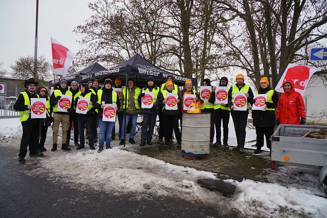 Rund 20 Mitarbeitende der Nordh&auml;user Verkehrsbetriebe beteiligten sich am Arbeitskampf der Gewerkschaft Verdi.  (Foto: ssc)