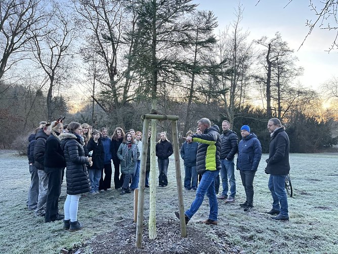 Die Neuntklässer vor ihrem Mammutbaum. (Foto: Christoph Keil) Die Neuntklässer vor ihrem Mammutbaum. (Foto: Christoph Keil)