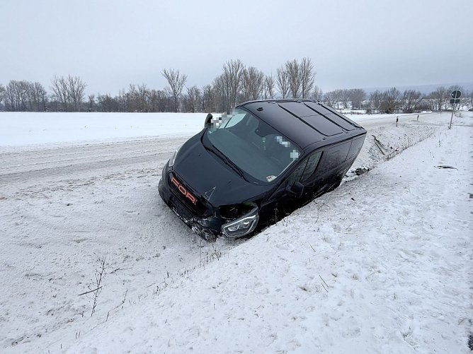 Der Kleinbus landete im Graben. (Foto: Silvio Dietzel) Der Kleinbus landete im Graben. (Foto: Silvio Dietzel)