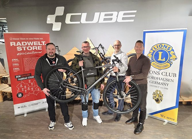 Marco Landgraf (Storemanager) / Sebastian Mund (Gewinner) / Holger Richter (Lions) / Tino Pf&ouml;rtner (Lions) (Foto: Carsten Vogel)