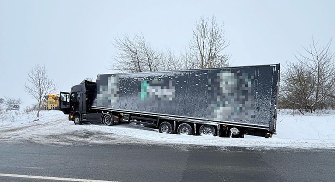 Der Lkw war beim Rückwärtsfahren in den Graben gerutscht. (Foto: Silvio Dietzel) Der Lkw war beim Rückwärtsfahren in den Graben gerutscht. (Foto: Silvio Dietzel)