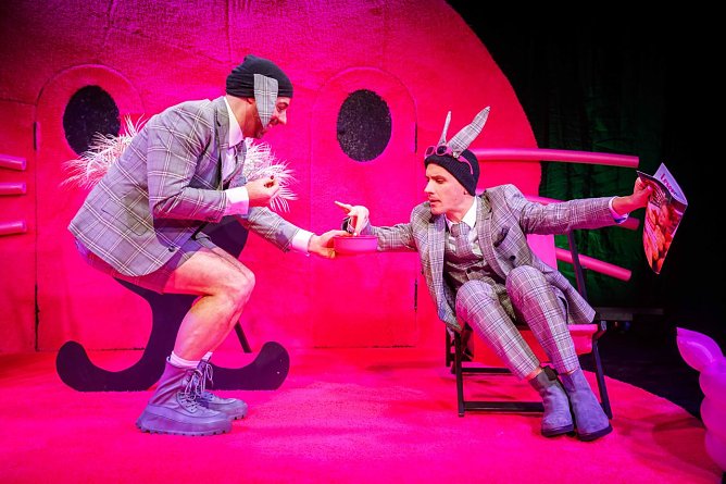 Szene aus "Planet der Hasen" mit Jörg Neubauer und Sven Mattke (Foto: Marco Kneise) Szene aus "Planet der Hasen" mit Jörg Neubauer und Sven Mattke (Foto: Marco Kneise)