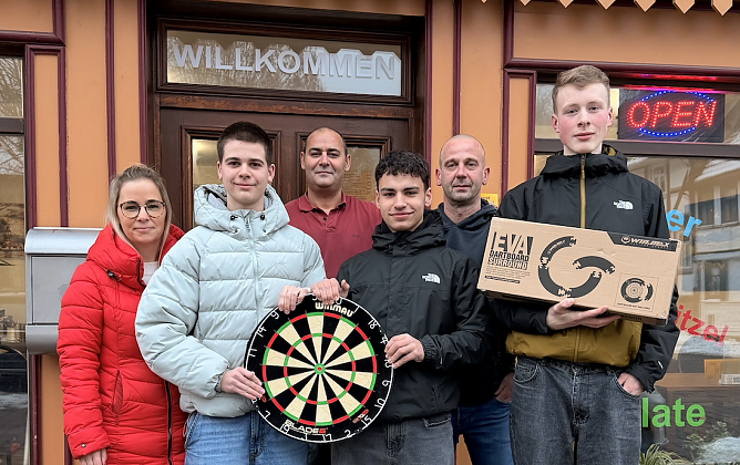 Für den Neustädter Jugendclub gab es eine neue Dartscheibe (Foto: Alexandra Günther) Für den Neustädter Jugendclub gab es eine neue Dartscheibe (Foto: Alexandra Günther)