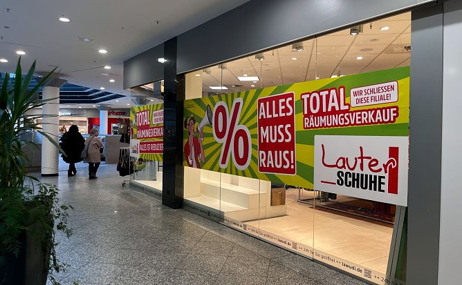 Die Werbung macht es deutlich: Bei Lauterschuhe ist bald Schluss. (Foto: ssc)