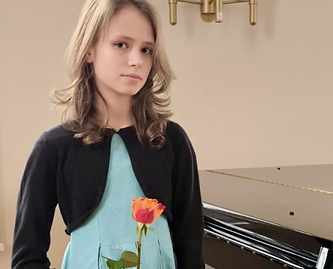 Spielte sich am Piano bis zum 1. Platz: Mariia Ostroverkha (Foto: Pressestelle Landratsamt)