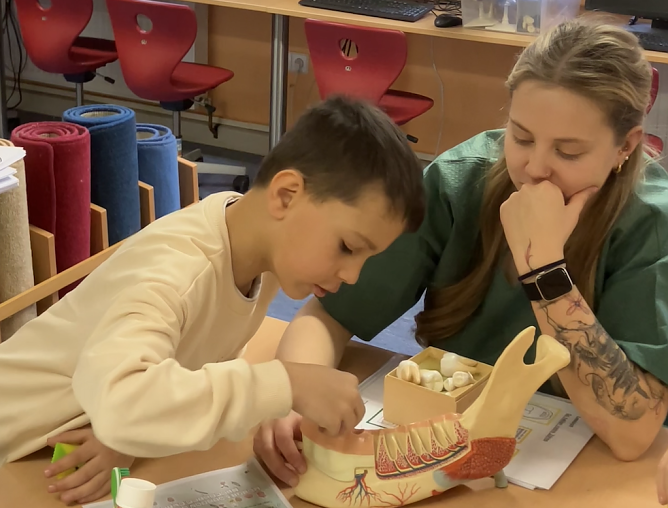 Zum Tag der Zahngesundheit konnte auch am Modell get&uuml;ftelt werden (Foto: Pressestelle Landratsamt)