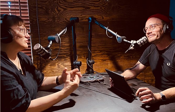 v.l.: Martina Degenhardt und Alexander Scharff bei der Aufnahme zu ihrem Stadtrats-Podcast (Foto: Linke Kreisverband Nordhausen)