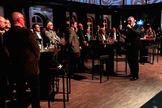 Infrastrukturminister Steffen Sch&uuml;tz sprach am Montagabend in Sondershausen zu Vertretern aus Wirtschaft und Politik. (Foto: Christoph Keil/ Tim Krchov)