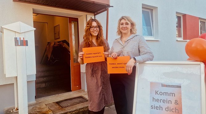 "Wenn's gut werden muss": zum Start des neuen B&uuml;ros wollen Marie Wand (links) und Nadja G&uuml;lzow auch eine kleine Foto-Kampagne auf den soziale Medien starten, um "ThINKA" in Nordhausen bekannter zu machen (Foto: agl)