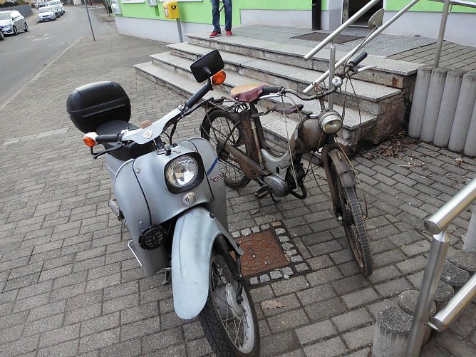 Zwei Vereinsfreunde kamen auf alten Maschinen. (Foto: Ulrich Reinboth) Zwei Vereinsfreunde kamen auf alten Maschinen. (Foto: Ulrich Reinboth)
