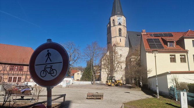 Am Blasii-Kirchplatz rollen seit heute wieder die Bagger (Foto: agl) Am Blasii-Kirchplatz rollen seit heute wieder die Bagger (Foto: agl)