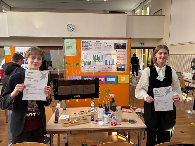 Tilda M&uuml;ller und Liam Luca Weidensee bei "Jugend forscht" (Foto: Josefine Vargas)