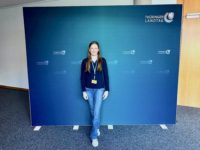 Praktikantin aus Winsen an der Luhe, Fiona Br&uuml;gge; mit der UHZ-Online im Th&uuml;ringer Landtag (Foto: Eva Maria Wiegand)