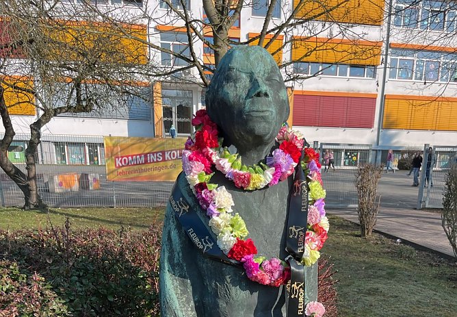 Das K&auml;the-Kollwitz-Denkmal in Nordhausen erhielt Blumenschmuck. (Foto: ssc)