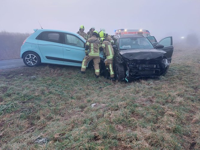 Die Fahrerin und der Fahrer der beiden Unfallwagen wurden zum Teil schwer verletzt. (Foto: Silvio Dietzel)