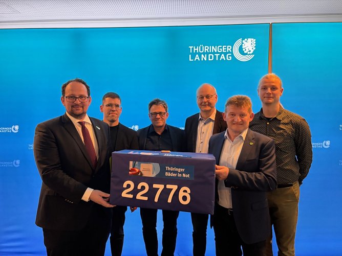 &Uuml;bergabe 22.776 Unterschriften f&uuml;r die Petition B&auml;der in Not an Landtagspr&auml;sident Dr. K&ouml;nig am 5.3.2026 im Th&uuml;ringer Landtag, v.l. Thad&auml;us K&ouml;nig, Landtagspr&auml;sident; Sven Schrade, B&uuml;rgermeister Stadt Schm&ouml;lln: Dirk Hesse, Erfurter B&auml;der; Thomas Fr&ouml;hlich, TABBS Bad Tabarz; Martin Fromm, Arbeitskreis Th&uuml;ringer B&auml;der und Th&uuml;ringentheme M&uuml;hlhausen; Severin K&uuml;hnast, Tatami Schm&ouml;lln (Foto: Rainer Engelhardt)