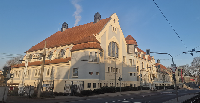 Das Badehaus im Morgenlicht - &uuml;ber 100 Jahre ist das Jugendstilbad alt, die Erweiterung zum das modernen Sport- und Freizeitbad feiert nun selber ein Vierteljahrhundert Geburtstag (Foto: agl)