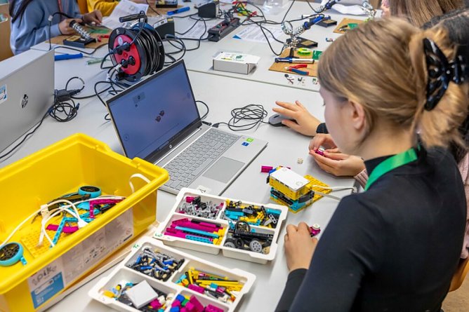 Technik hautnah erleben � Sch&uuml;lerinnen entdecken am Girls�Day an der Hochschule Nordhausen spannende MINT-Stationen mit Praxisbezug.  (Foto: Foto: Maurice T&ouml;pfer)