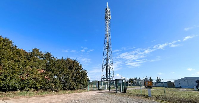 Der knapp 46 Meter hohe Funkturm auf dem Umspannwerk-Gel&auml;nde in Salza. (Foto: ssc)