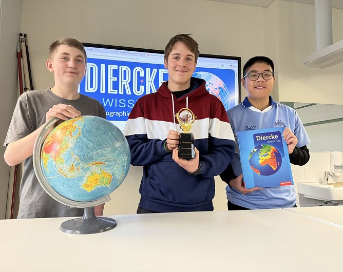 Die Sieger im Geografie-Schulentscheid, v.l.: Robin Siegfried, Liam-Alexander Ackermann, Vu Uy Nguyen (Foto: Humboldt-Gymnasium)