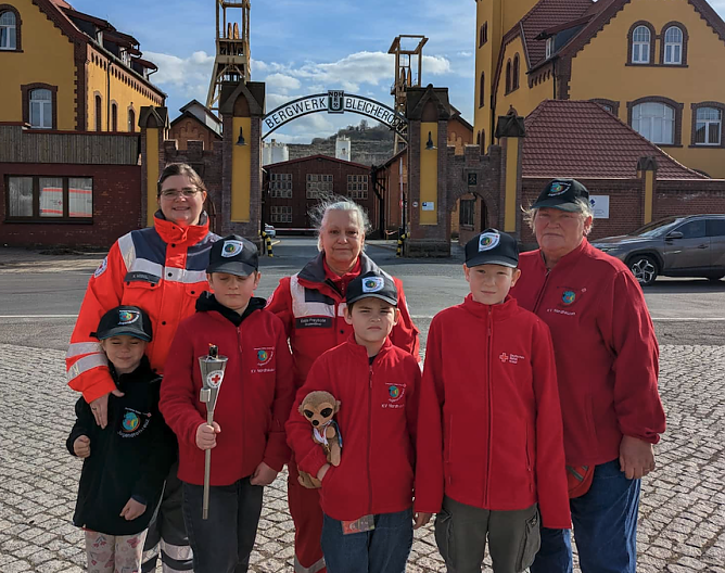 Die DRK Jugend nahm das Licht am Bleicheröder Schacht entgegen (Foto: DRK) Die DRK Jugend nahm das Licht am Bleicheröder Schacht entgegen (Foto: DRK)