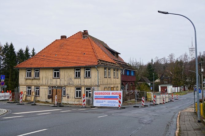Das alte Gasthaus steht mitten im Ort. Seit Mitte der 1970er Jahre ist die Gastst&auml;tte geschlossen.  (Foto: ssc)
