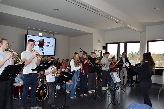 Tag der offenen Tür am Schiller Gymnasium in Bleicherode (Foto: Tina Wehnert & Elke Schreiber) Tag der offenen Tür am Schiller Gymnasium in Bleicherode (Foto: Tina Wehnert & Elke Schreiber)