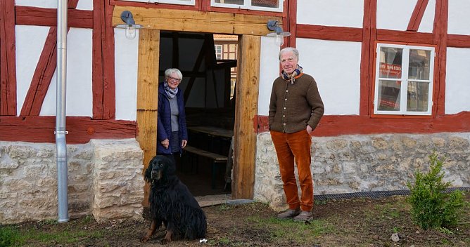 Marion Neuhaus und Manfred Werthern stehen in der Tür zur neuen Festscheune. (Foto: ssc) Marion Neuhaus und Manfred Werthern stehen in der Tür zur neuen Festscheune. (Foto: ssc)