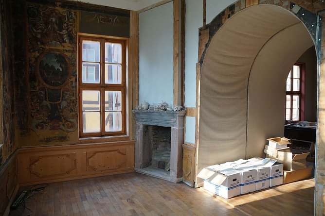 Das Alkovenzimmer im Erdgeschoss erhält noch seine restautrierten Bespannungen. (Foto: ssc) Das Alkovenzimmer im Erdgeschoss erhält noch seine restautrierten Bespannungen. (Foto: ssc)