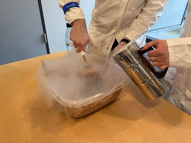 Es dampfte ordentlich bei den Experimenten. (Foto: Heike Ludewig) Es dampfte ordentlich bei den Experimenten. (Foto: Heike Ludewig)