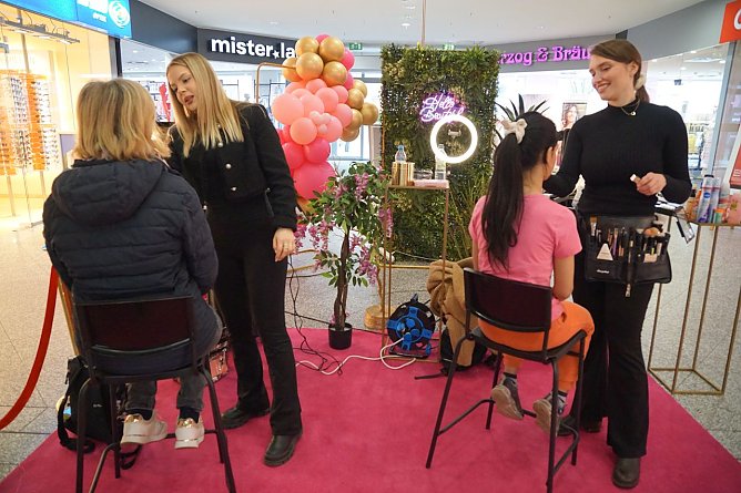 Kira Hein und Nathalie Scheil vom Beauty Truck. (Foto: ssc) Kira Hein und Nathalie Scheil vom Beauty Truck. (Foto: ssc)