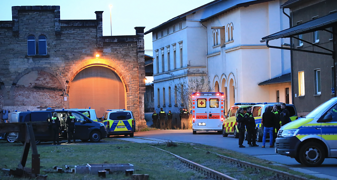 Einsatzkräfte der Polizei an der Pension "Am Wasserturm" in Nordhausen (Foto: S. Dietzel) Einsatzkräfte der Polizei an der Pension "Am Wasserturm" in Nordhausen (Foto: S. Dietzel)