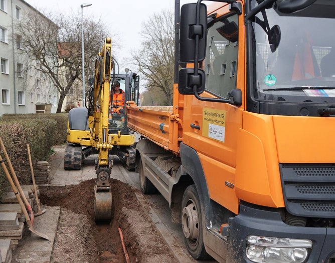 Am Lohmarkt laufen derzeit Schachtarbeiten für neue Erdkabel. (Foto: ssc) Am Lohmarkt laufen derzeit Schachtarbeiten für neue Erdkabel. (Foto: ssc)