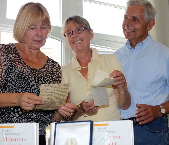 Überreicht (Foto: I. Bergmann) Überreicht (Foto: I. Bergmann)