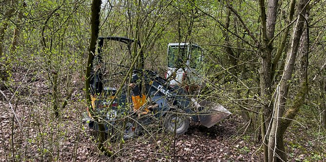 Die beiden Baufahrzeuge fand die Polizei im Gestrüpp. (Foto: Landespolizeiinspektion Nordhausen) Die beiden Baufahrzeuge fand die Polizei im Gestrüpp. (Foto: Landespolizeiinspektion Nordhausen)