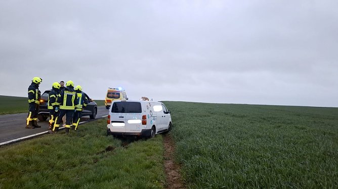 Der Kleinbus landete im Straßengraben. (Foto: Silvio Dietzel) Der Kleinbus landete im Straßengraben. (Foto: Silvio Dietzel)