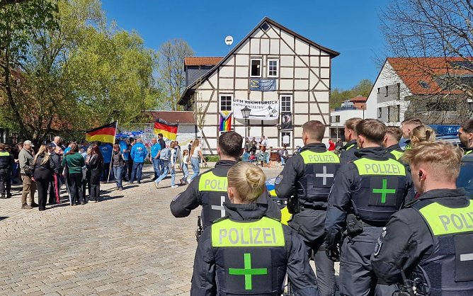 Vor dem Herder-Gymnasium in Nordhausen hatte die AfD heute einen Infostand aufgebaut (Foto: agl) Vor dem Herder-Gymnasium in Nordhausen hatte die AfD heute einen Infostand aufgebaut (Foto: agl)
