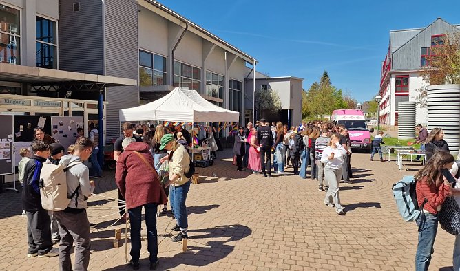 Vor der Wiedigsburghalle organisierten Eltern eine eigene Veranstaltung (Foto: agl) Vor der Wiedigsburghalle organisierten Eltern eine eigene Veranstaltung (Foto: agl)