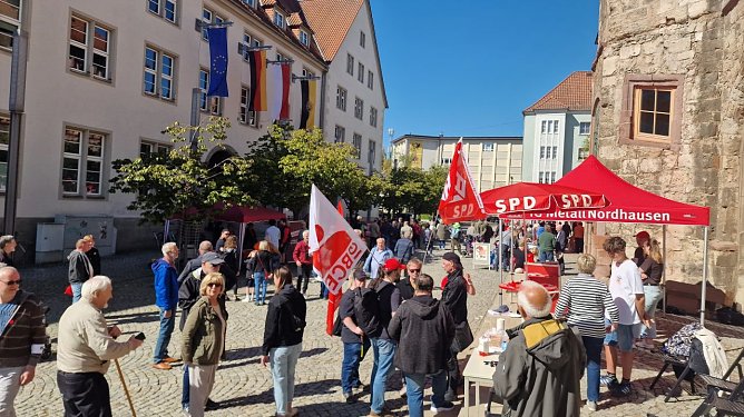 Rote Fahnen, streitbare Reden - auf dem Rathausplatz kam man heute zum 1. Mai zusammen (Foto: agl) Rote Fahnen, streitbare Reden - auf dem Rathausplatz kam man heute zum 1. Mai zusammen (Foto: agl)