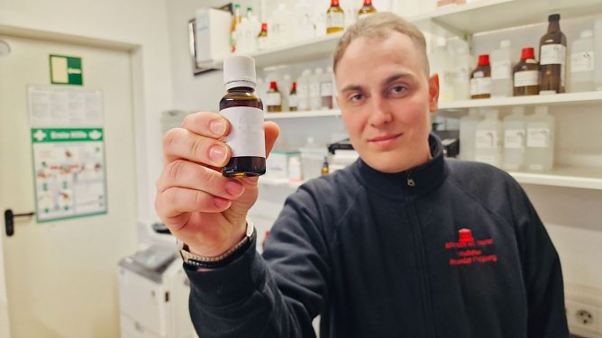 Apotheker Alexander Freyberg arbeitet mit Cannabis-Präparaten (Foto: agl) Apotheker Alexander Freyberg arbeitet mit Cannabis-Präparaten (Foto: agl)