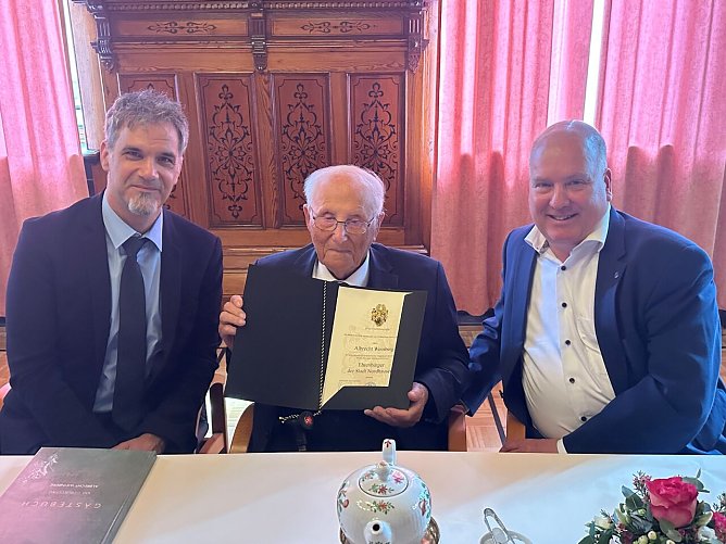 Albrecht Weinberg wurde 2025 die Ehrenbürgerschaft verliehen (Foto: Stadt Leer) Albrecht Weinberg wurde 2025 die Ehrenbürgerschaft verliehen (Foto: Stadt Leer)