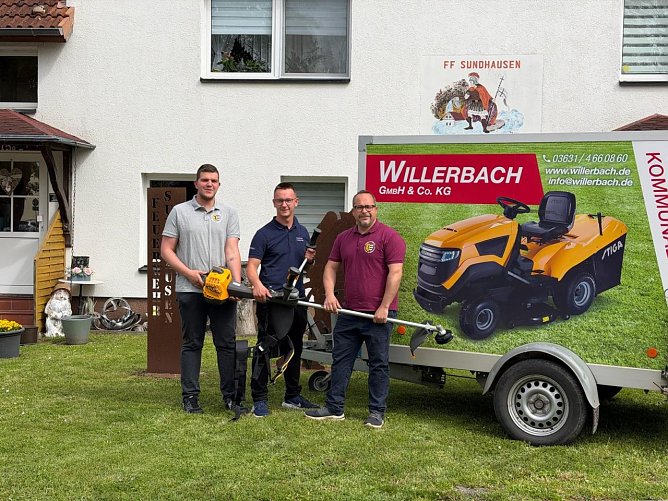 Willy Wackerhagen überreicht die neue Motorsense. (Foto: Feuerwehr Sundhausen) Willy Wackerhagen überreicht die neue Motorsense. (Foto: Feuerwehr Sundhausen)